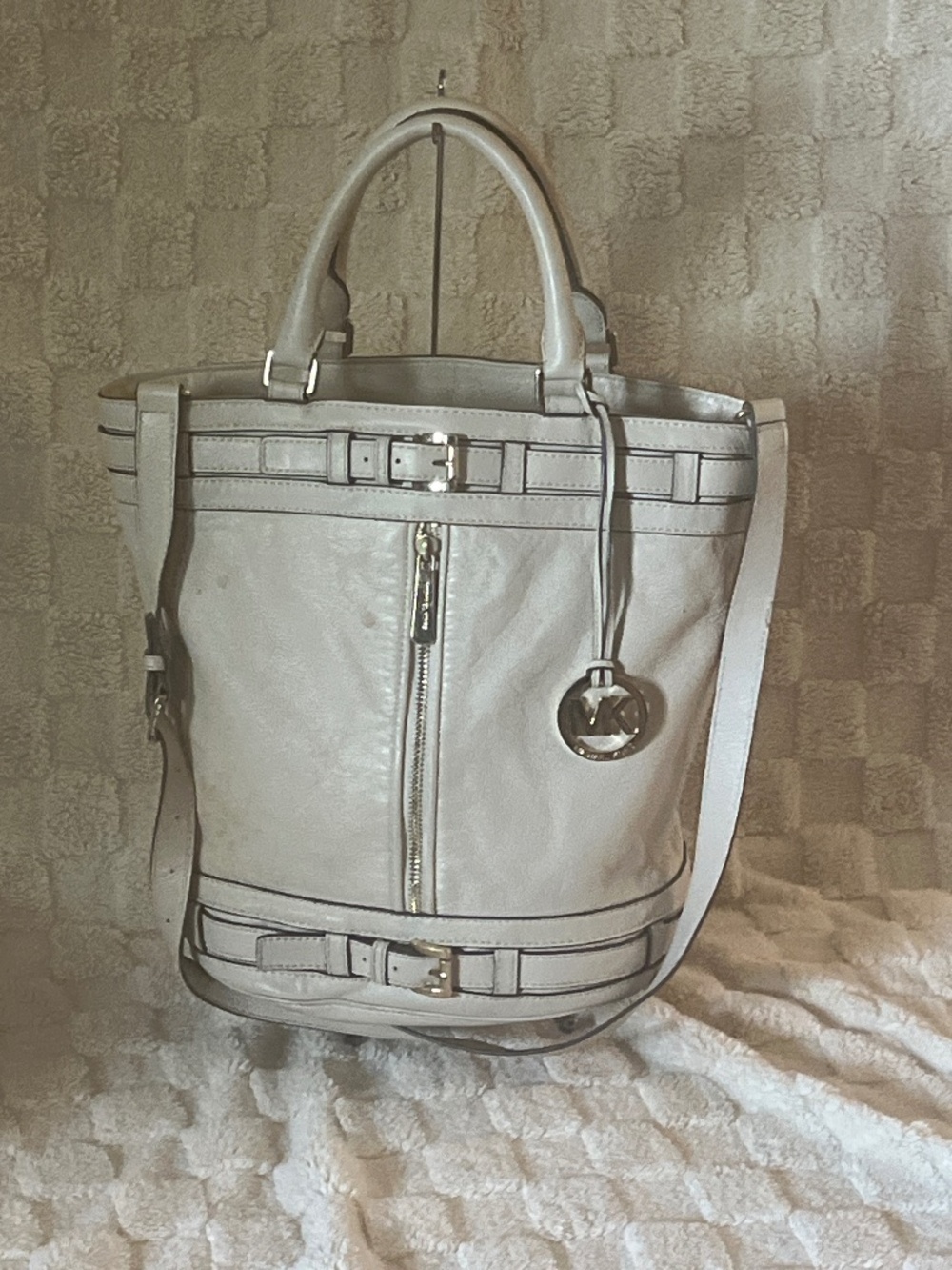Michael Kors Kingsbury leather bucket tote off-white